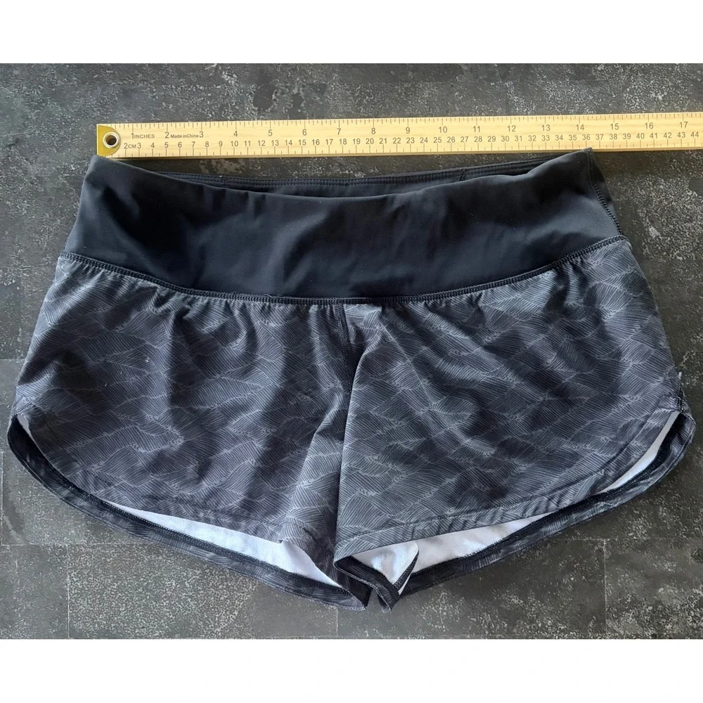 Vuori Clementine Running Shorts Gray Black Wave Print Womens Small VW333 EUC Gym